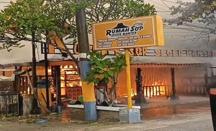 kebocoran_gas_picu_kebakaran_rumah_makan_di_binjai_jalur_lintas_sumatera_macet_panjang