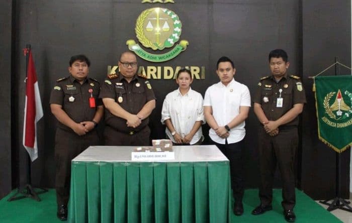 korupsi_bilik_sterilisasi_covid19_di_dairi_dua_tersangka_kembalikan_rp150_juta_ke_kejari