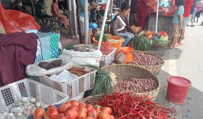 pedagang_nasi_di_toba_mengeluh_akibat_harga_bahan_pokok_naik