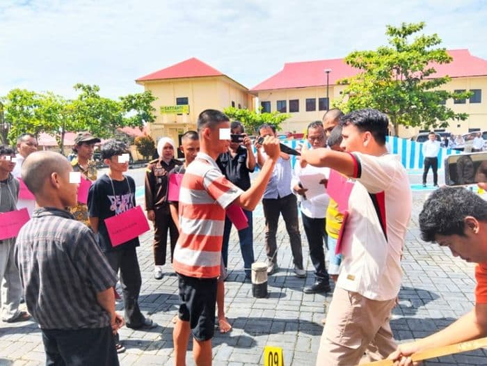 15_adegan_rekonstruksi_pembunuhan_jasa_sinaga_digelar_di_polres_batu_bara