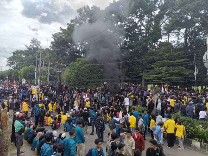 aksi_demo_di_depan_gedung_dprd_siantar_dua_tentara_terkena_lemparan