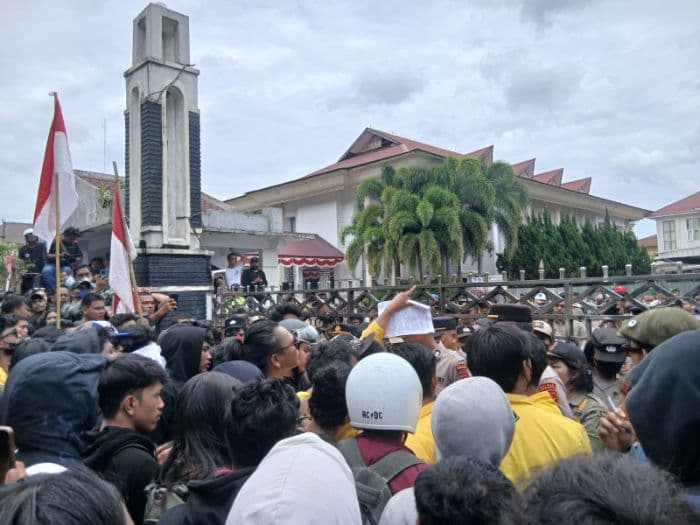 aksi_mahasiswa_di_dprd_siantar_memanas_saling_dorong_dengan_polisi