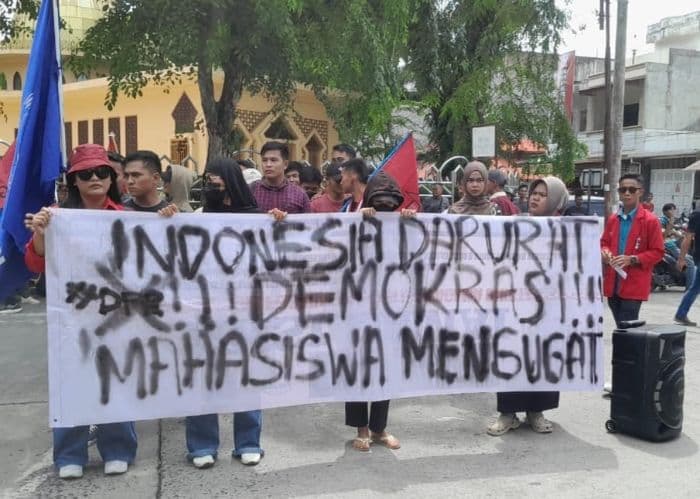 aksi_mahasiswa_di_dprd_sibolga_tolak_tunjangan_mewah_dpr_desak_kapolri_dan_kapolda_mundur