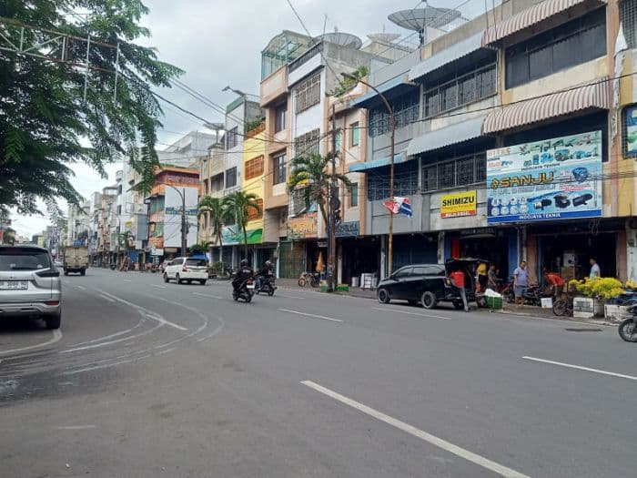 aktivitas_toko_di_jalan_asiapandu_medan_berjalan_normal