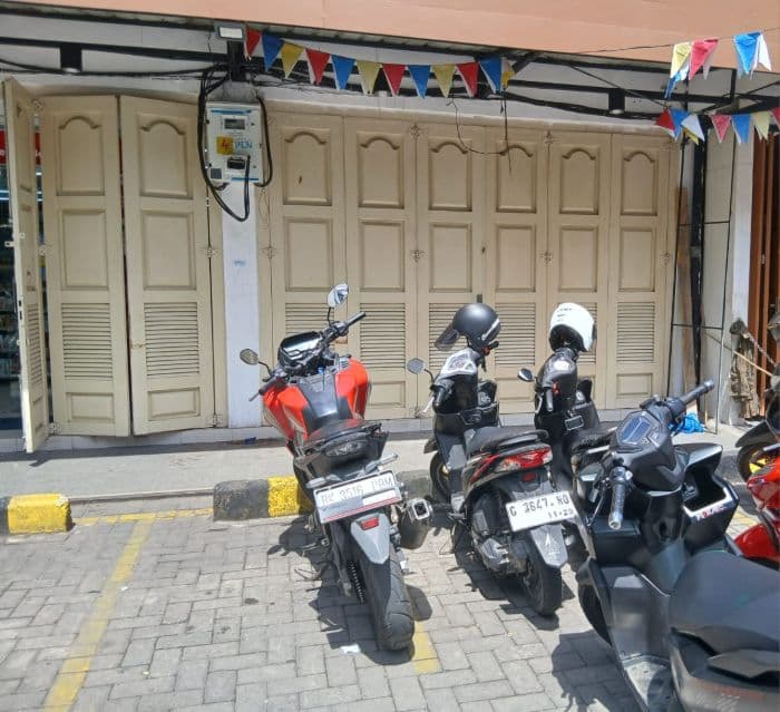 antisipasi_penjarahan_sejumlah_ritel_di_sekitar_lapangan_merdeka_siantar_tutup