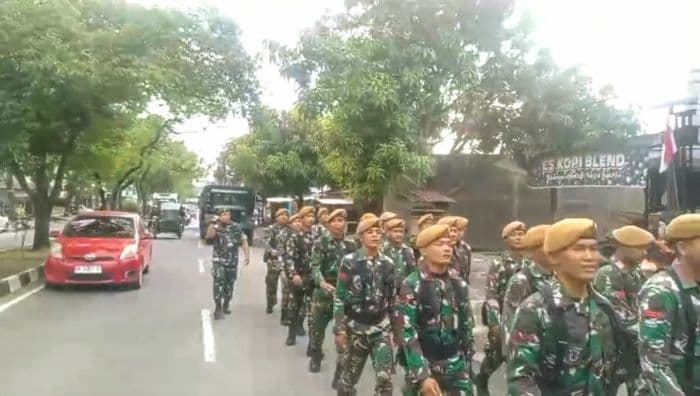 antisipasi_ricuh_ratusan_personel_tni_keliling_kota_stabat
