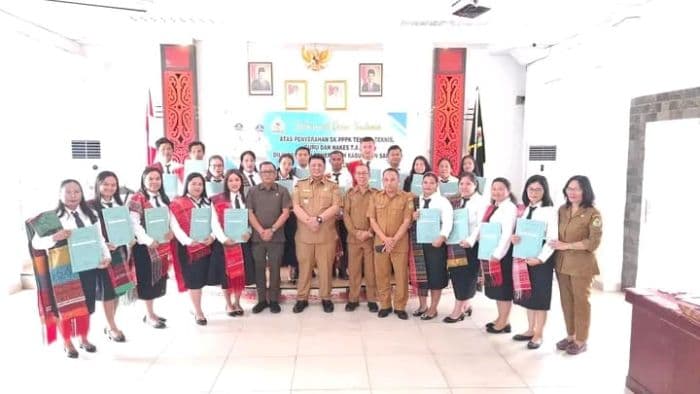 bupati_samosir_serahkan_sk_pppk_tahap_ii_publik_pertanyakan_proses_pengangkatan