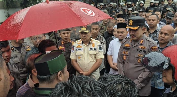 demo_ricuh_anggota_dprd_binjai_temui_pendemo_di_bawah_hujan