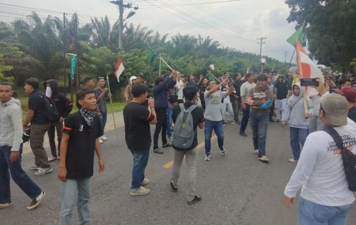 ditemui_ketua_dprd_asahan_massa_hmi_kisaran_yang_sempat_blokir_jalan_malah_bubar_