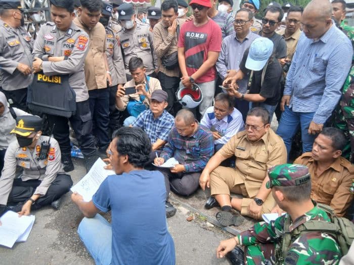 dprd_siantar_tandatangani_tuntutan_mahasiswa_tolak_tunjangan_mewah