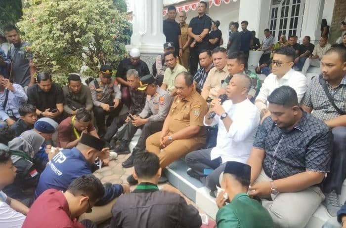 forkompimda_asahan_duduk_di_lantai_saat_temui_mahasiswa_yang_menggelar_aksi_