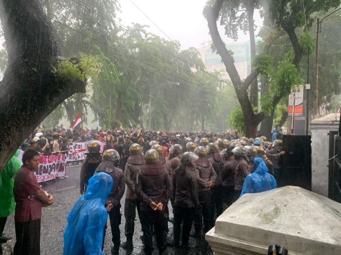 hujan_deras_tak_halangi_massa_demo_serukan_revolusi_di_dprd_sumut