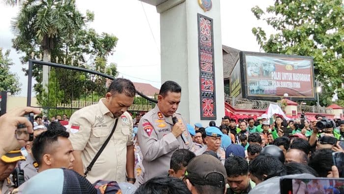 kapolda_sumut_ajak_ojol_hening_cipta_untuk_affan_kurniawan_saat_demo_di_mapolda