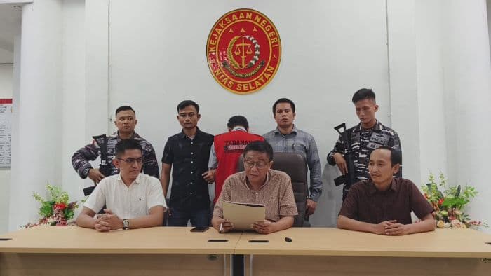 kejari_nias_selatan_tetapkan_tersangka_korupsi_rp118_miliar_di_disdik