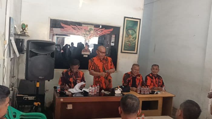 ketua_mpc_pp_labura_gunting_kta_hendri_yanto_sitorus_dalam_rapat_pleno