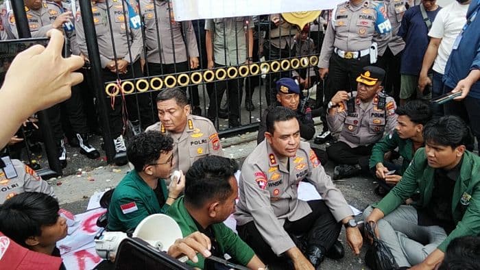 mahasiswa_usu_demo_di_polda_sumut_desak_polisi_hentikan_tindakan_anarkis