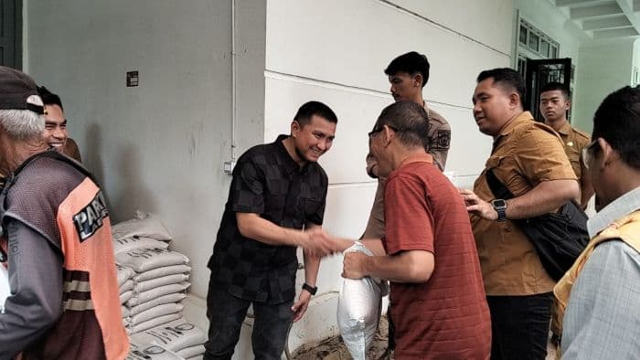 pemkab_labura_dan_tnipolri_gelar_baksos_300_paket_bantuan_disalurkan