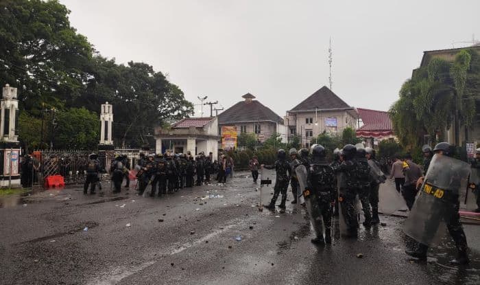 penampakan_massa_demo_ricuh_lempar_batu_di_gedung_dprd_siantar_saat_turun_hujan_