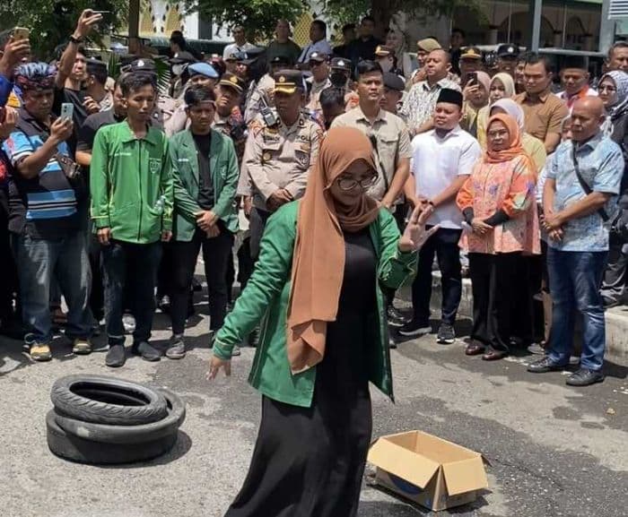 pendemo_dprd_binjai_bawakan_tarian_tradisional_untuk_sindir_anggota_dewan