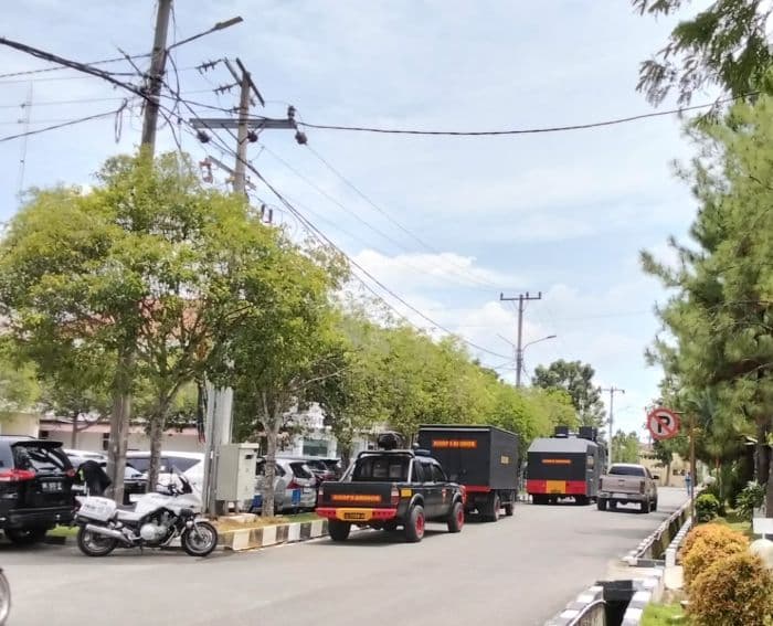 polda_sumut_siagakan_ratusan_personel_dan_water_cannon