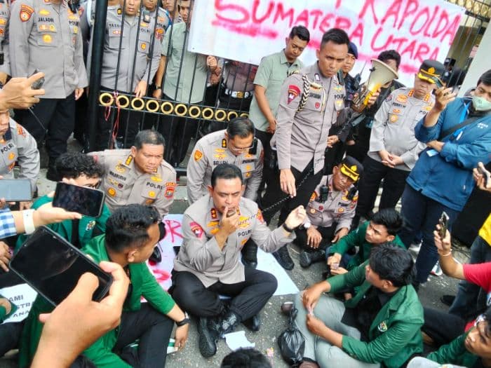 puluhan_mahasiswa_usu_demo_di_polda_sumut_tuntut_polisi_hentikan_tindakan_anarkis