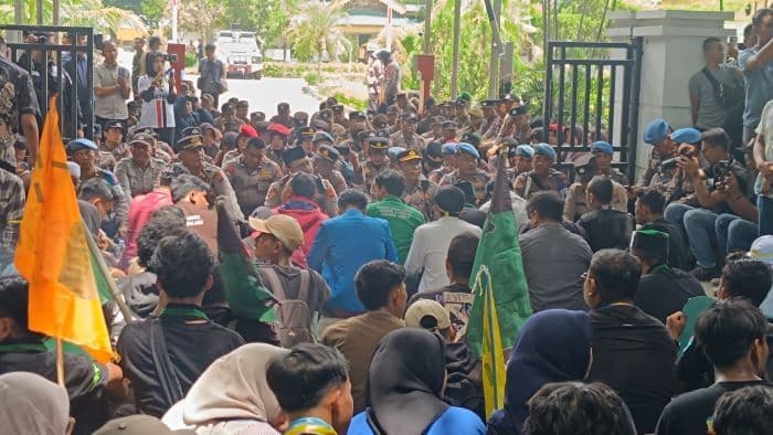 ratusan_mahasiswa_dan_driver_ojol_demo_damai_di_depan_gedung_dprd_langkat