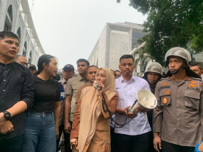 ratusan_massa_aksi_di_medan_desak_reformasi_dprd_sumut_janji_evaluasi