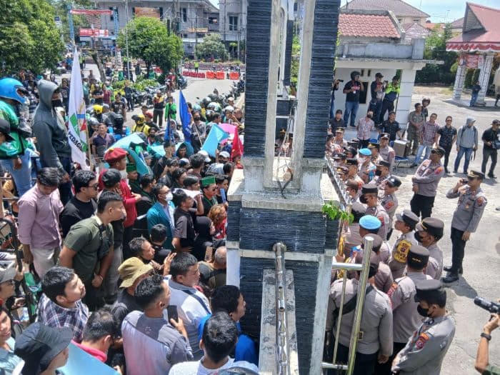 ratusan_massa_tiba_di_depan_kantor_dprd_siantar