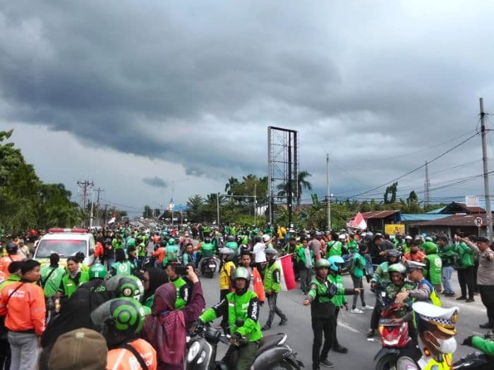 ratusan_ojol_geruduk_polda_sumut_tuntut_perhatian_dan_keadilan