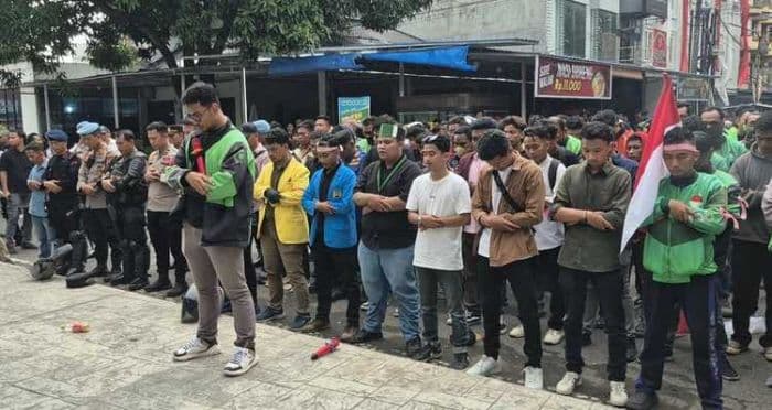 sebelum_ricuh_pendemo_dprd_binjai_dan_polisi_laksanakan_salat_gaib_untuk_affan_kurniawan