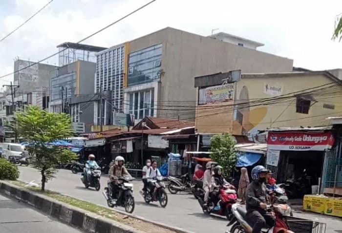 toko_di_gatot_subroto_dan_pinang_baris_medan_beraktivitas_normal