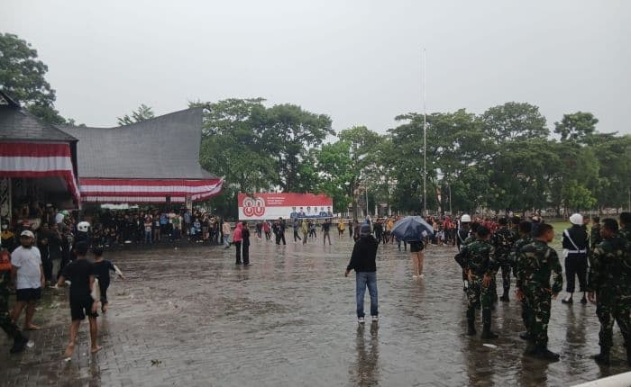 unjuk_rasa_di_dprd_siantar_ricuh_massa_aksi_lempari_polisi_dengan_batu