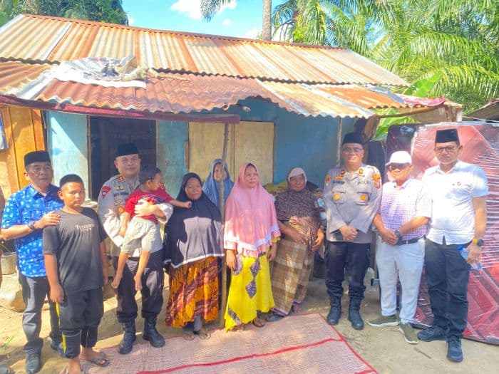 kapolres_labusel_bantu_bedah_rumah_warga_pengobatan_anak_hingga_beri_sembako