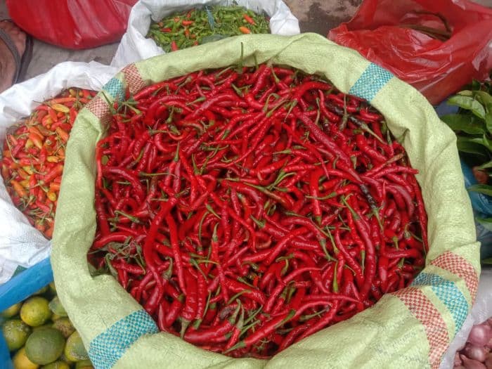 harga_cabai_merah_di_pasar_balige_turun_drastis_kini_dijual_rp55_ribu_per_kilogram_