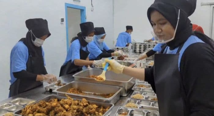 ketua_tp_pkk_langkat_endang_tinjau_sppg_tanjungpura_pastikan_dapur_mbg_higienis_cegah_keracunan