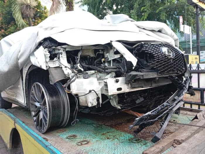 mobil_tabrak_becak_pengangkut_barang_pengemudi_tewas