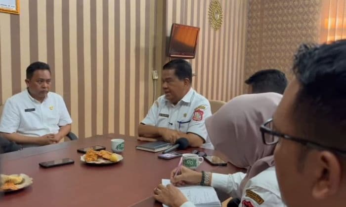 pemkot_tanjungbalai_tegaskan_kantor_camat_datuk_bandar_tetap_beroperasi_meski_ada_spanduk_penyegelan