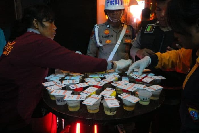 polda_sumut_gerebek_diskotik_hw_gold_dragon_13_orang_positif_narkoba