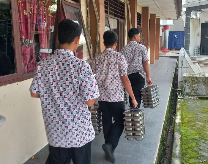 soal_lauk_mbg_berlendir_begini_respons_plh_kepala_smpn_2_medan