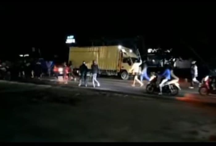 geng_motor_bentrok_di_tanjung_morawa_menjelang_subuh