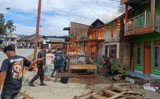 kebakaran_9_rumah_di_toba_hanya_menyisakan_sehelai_baju_yang_dipakai_