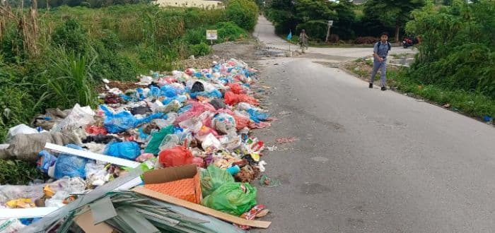 tumpukan_sampah_di_depan_perumnas_simbara_permai_menggunung_dlh_dairi_diminta_bertindak