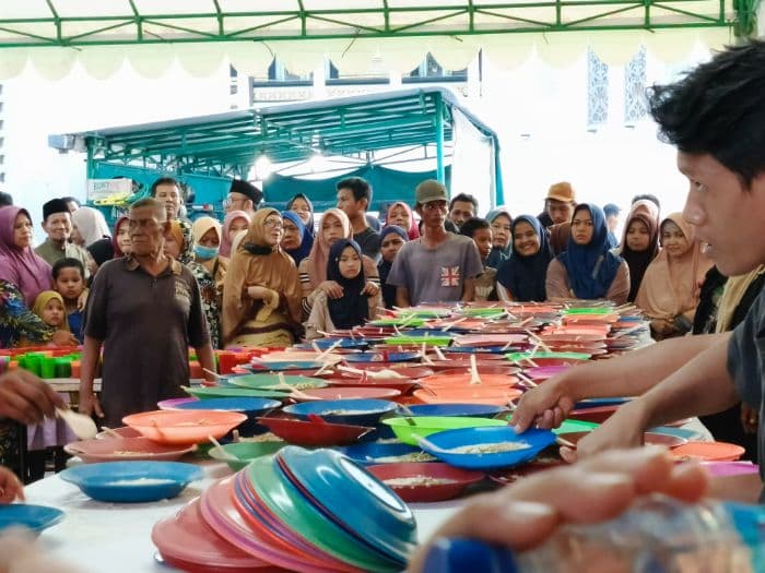 masyarakat_berburu_bubur_sup_di_masjid_raya_almashun_medan