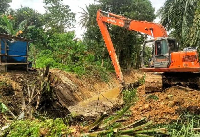 normalisasi_parit_15_kilometer_di_desa_tanjung_putus