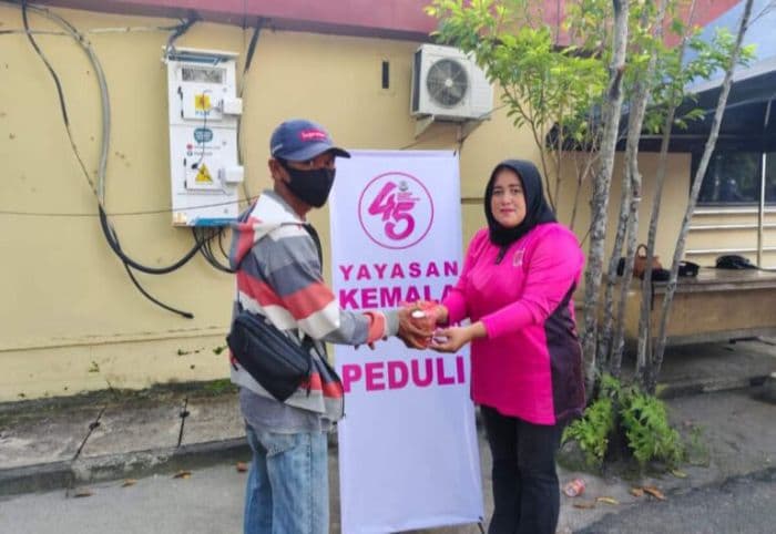 polres_sibolga_berbagi_takjil_kepada_warga