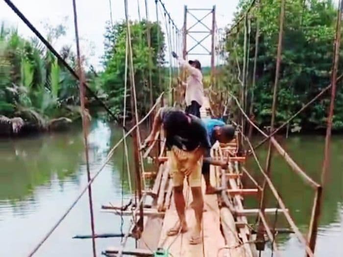 warga_langkat_perbaiki_jembatan_rusak_secara_mandiri