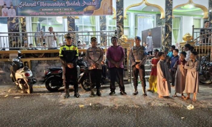 tingkatkan_pengamanan_di_masjid_polres_sibolga_pastikan_jemaah_salat_tarawih_nyaman
