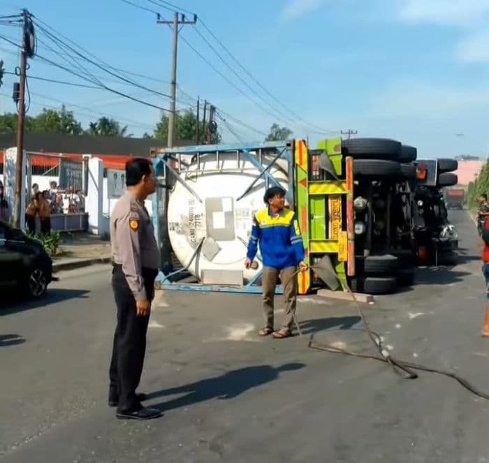 kontainer_terguling_dan_melintang_di_jalinsum_tanjung_morawa