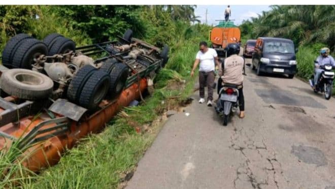 truk_bermuatan_minyak_kelapa_sawit_terguling_di_sibuhuan_palas