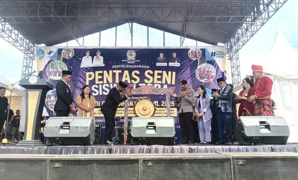 wabup_toba_tak_ada_alasan_anak_berprestasi_putus_sekolah_karena_ekonomi